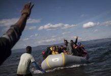 Al menos 8 muertos en choque de barcaza de inmigrantes que partió de Túnez