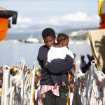 Rescatan a 46 emigrantes, entre ellos dos bebés