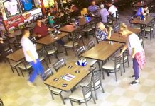 Cámaras ‘cazan’ a un ‘fantasma’ moviendo sillas en restaurante (VIDEO)