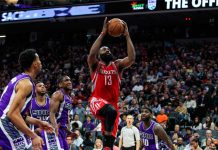 Harden consigue triple-doble, Rockets vencen a Kings