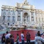 Detienen a hombre por teñir de rojo agua de la Fontana di Trevi