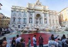 Detienen a hombre por teñir de rojo agua de la Fontana di Trevi
