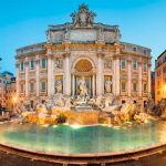 Hombre cruza desnudo fuente monumental de Roma