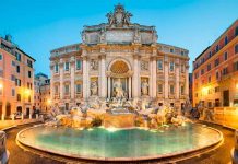 Hombre cruza desnudo fuente monumental de Roma