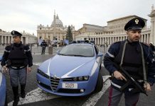 Policía desaloja un lugar de acogida de inmigrantes en Roma