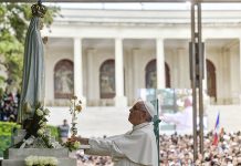 El papa se presenta como «un obispo vestido de blanco» ante Virgen de Fátima