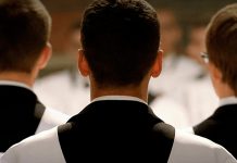 Iglesia defiende ordenación de seminarista acusado de tener relaciones sexuales con otro joven