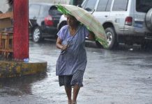 Evacúan a 40 familias por crecida de bocana en el sur de El Salvador