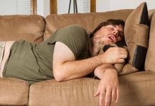 Costa Rica: Hombre entra a robar a una casa y se queda dormido en un sillón