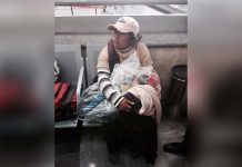 México: Madre usa plásticos y mantas para cubrir el cadáver de su hijo