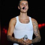 Justin Bieber muestra su lado más sexy y navideño (VIDEO)