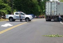 Mujer muere tras colisionar contra tráiler en Costa Rica