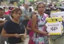 Clientes aprovechan error en letrero de tienda y se llevan televisores LED a 4 dólares