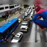 «Spiderman» dejó Nueva York y ahora pasea por los cielos de Bogotá