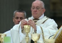 El papa recuerda a quienes huyen de los «Herodes de turno» en misa del Gallo