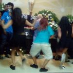 México: Amigos despiden a difunto al son de cumbias