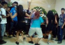 México: Amigos despiden a difunto al son de cumbias