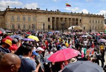 Maestros se manifiestan en las principales ciudades colombianas