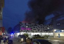 Voraz incendio consume almacén en centro comercial de Panamá