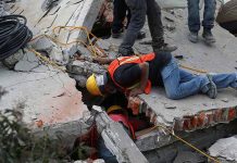 Video: Así de dramático fue el rescate de varios niños atrapados bajo escombros