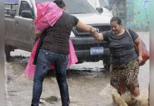 Persistentes lluvias dejan calles inundadas en El Salvador