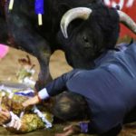 México: Se convierte en héroe tras cubrir a su hermano de fuerte cornada (VIDEO)