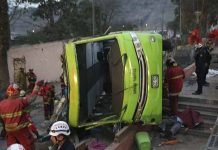 Aumenta a nueve los fallecidos tras vuelco de autobús en Perú