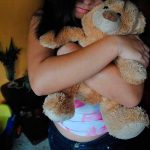 Honduras: Niña esperaba que su padre saliera de cantina y es violada por varios hombres