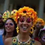 Carnaval llega a Río lleno de mucha samba y humor
