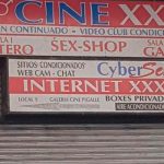 Hombre fallece mientras se masturbaba mirando película en cine porno de Argentina