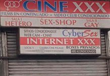 Hombre fallece mientras se masturbaba mirando película en cine porno de Argentina
