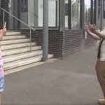 Video: Sujeto agrede a periodista mientras intentaba hacer un enlace en vivo