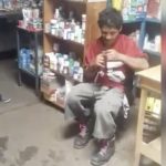 Video Viral: Indigente hondureño causa controversia al comer enorme rata