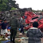 Seis muertos y 30 heridos tras choque frontal entre bus y camión en Bolivia
