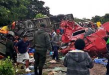Seis muertos y 30 heridos tras choque frontal entre bus y camión en Bolivia