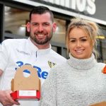 Sorprenden a pareja mientras tenían intimidad en pizzería