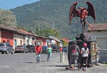 Desconocidos derriban imagen del diablo y generan polémica en la Antigua Guatemala