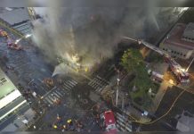 Cientos de bomberos combaten durante más de 20 horas gran incendio en Lima