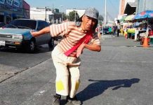 VIDEO: Guatemalteco personifica al Chavo del 8 para pagarle los estudios a su hijo