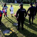 Los salvadoreños rinden tributo y oran por sus difuntos en el Día de Muertos