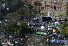 La mayor central obrera de Argentina se moviliza y amenaza con nueva huelga