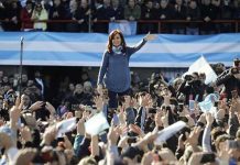 Fernández insta a frenar a Macri en acto multitudinario