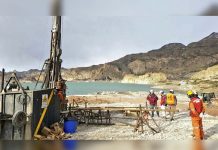 Chile: Refuerzan labores de rescate de 2 mineros atrapados en mina inundada
