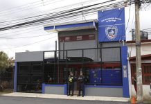 Costa Rica: Policías trabajan en la acera debido a inundación de excrementos
