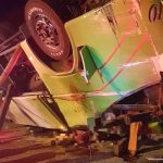 Al menos 13 muertos al volcar un autobús en zona andina de Ecuador