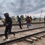 Pistoleros matan a inmigrantes que transitaban por una carretera del sur de México