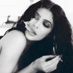 Kylie Jenner enciende redes con sesión de fotos en traje de baño