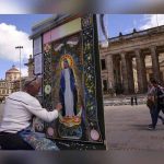 Bogotá: Artista callejero retrata a virgen para el papa Francisco