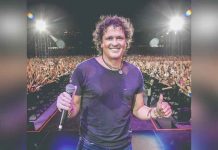 Fan le roba apasionado beso a Carlos Vives en pleno concierto y así fue su reacción