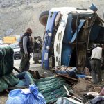 Mueren 17 personas al desbarrancarse autobús en Bolivia